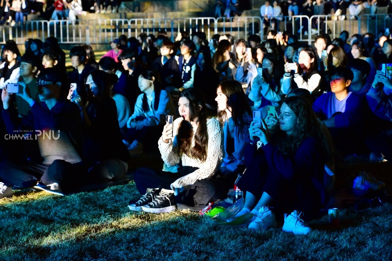 11월 2일 시월광장 넉터 잔디밭에서 가수 박혜원 씨의 공연을 공연을 관람하던 학생들이 공연을 촬영하고 있다. [전형서 전문기자]