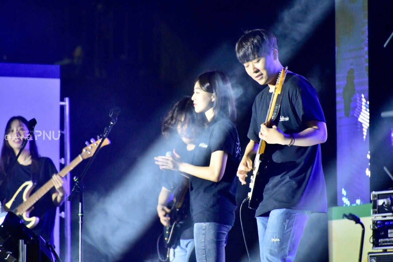 지난 11월 2일 시월광장에서 열린 행사 '쉼표' 무대에서 밴드 동아리 '블루헤븐'의 기타리스트가 기타를 연주하고 있다. [전형서 전문기자]