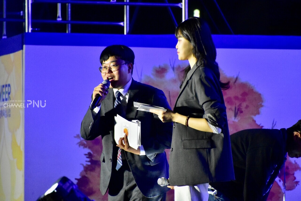 Kim Yo-Seop (president, General Students' Association) is leading the event. [Jun Hyung-Seo, Reporter]
