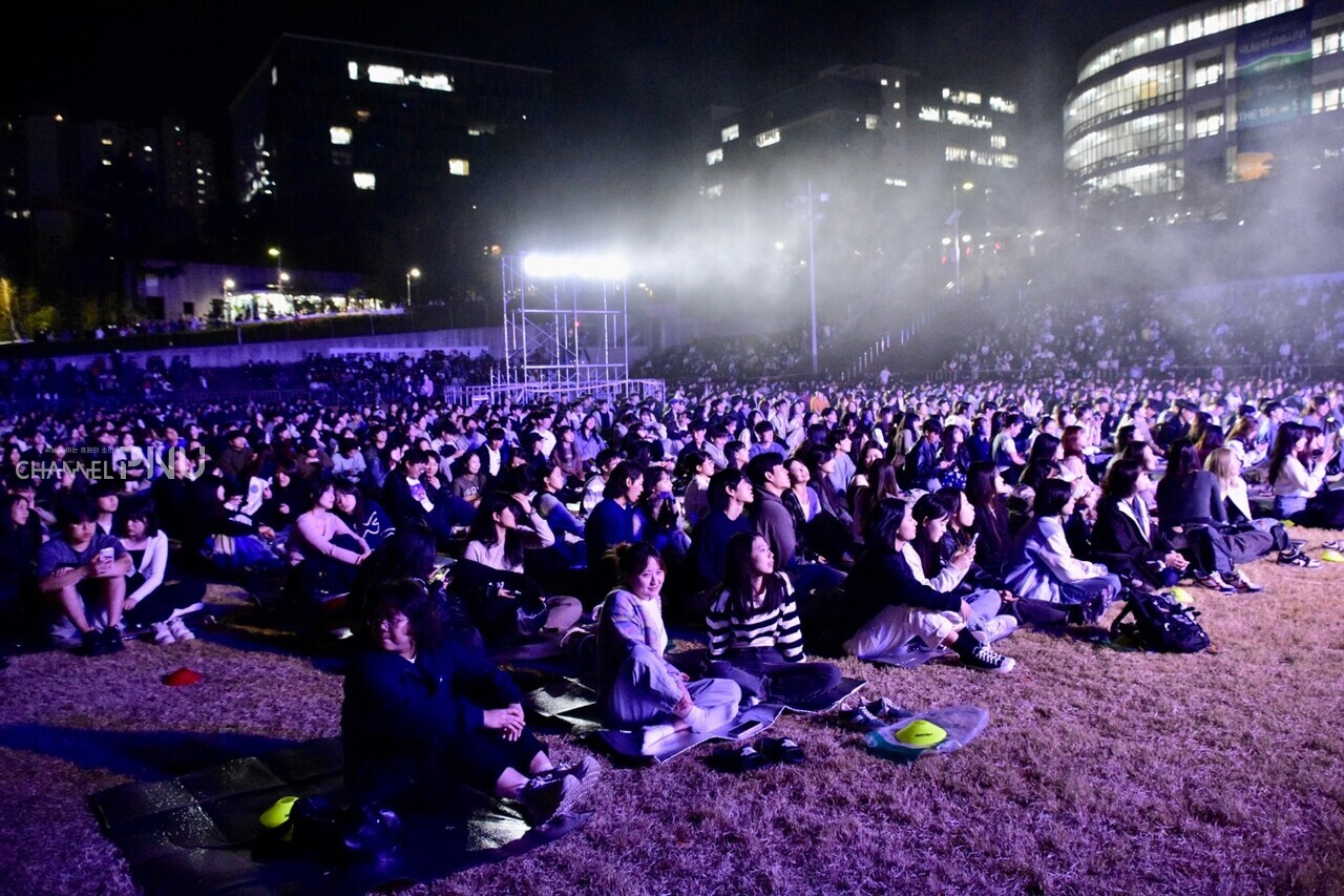 On the evening of November 2nd, students are watching a performance during the "Swimpyo" event at the Siwol Square Neokneokhan-Teo (Neok-Teo). [Jun Hyung-Seo, Reporter]