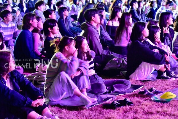 Students are watching a performance on the Siwol Square Neok-Teo on November 2nd. [Jun Hyung-Seo, Reporter]