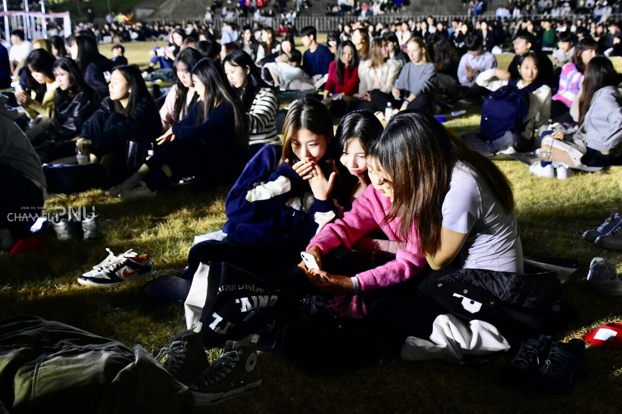 Students are taking pictures on the Siwol Square Neok-Teo. [Jun Hyung-Seo, Reporter]