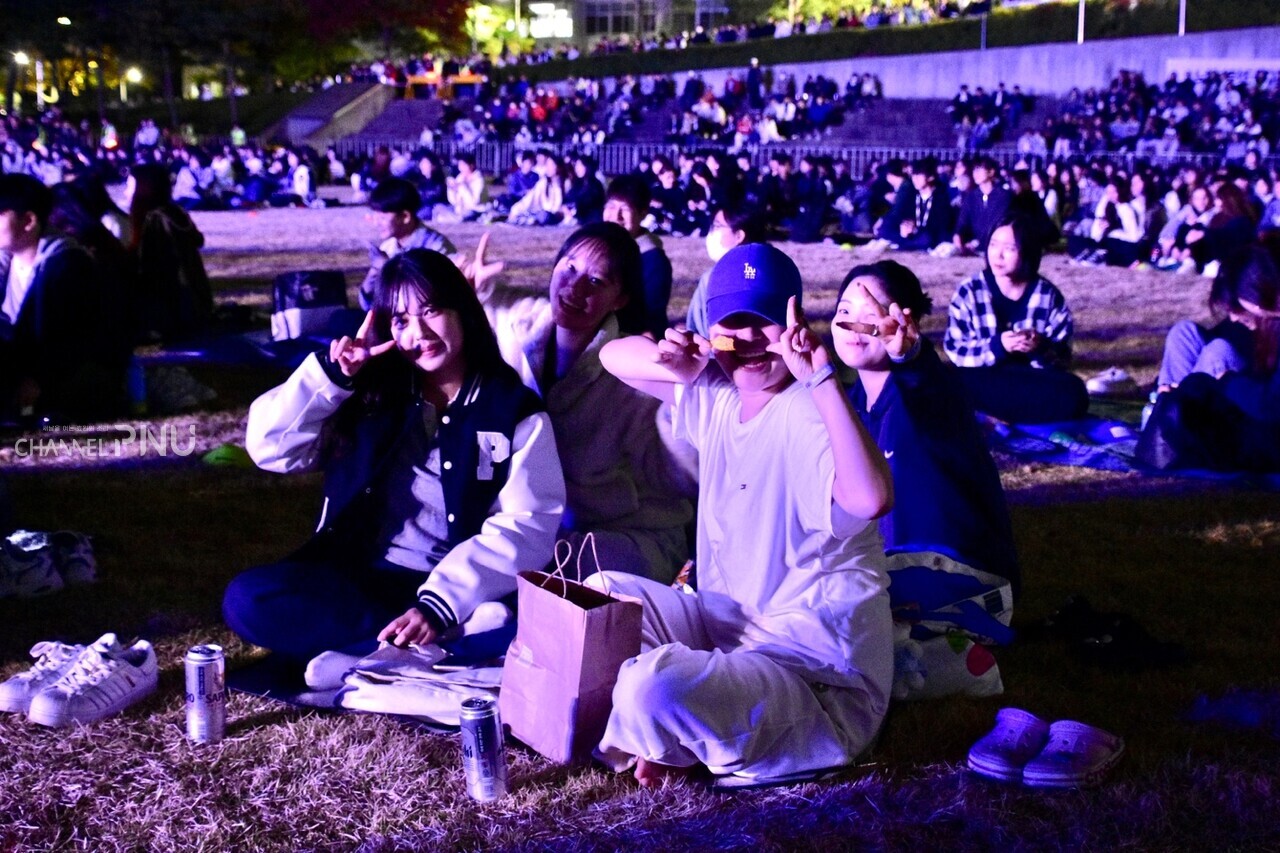 Students are posing on the Siwol Square Neok-Teo on November 2nd. [Jun Hyung-Seo, Reporter]