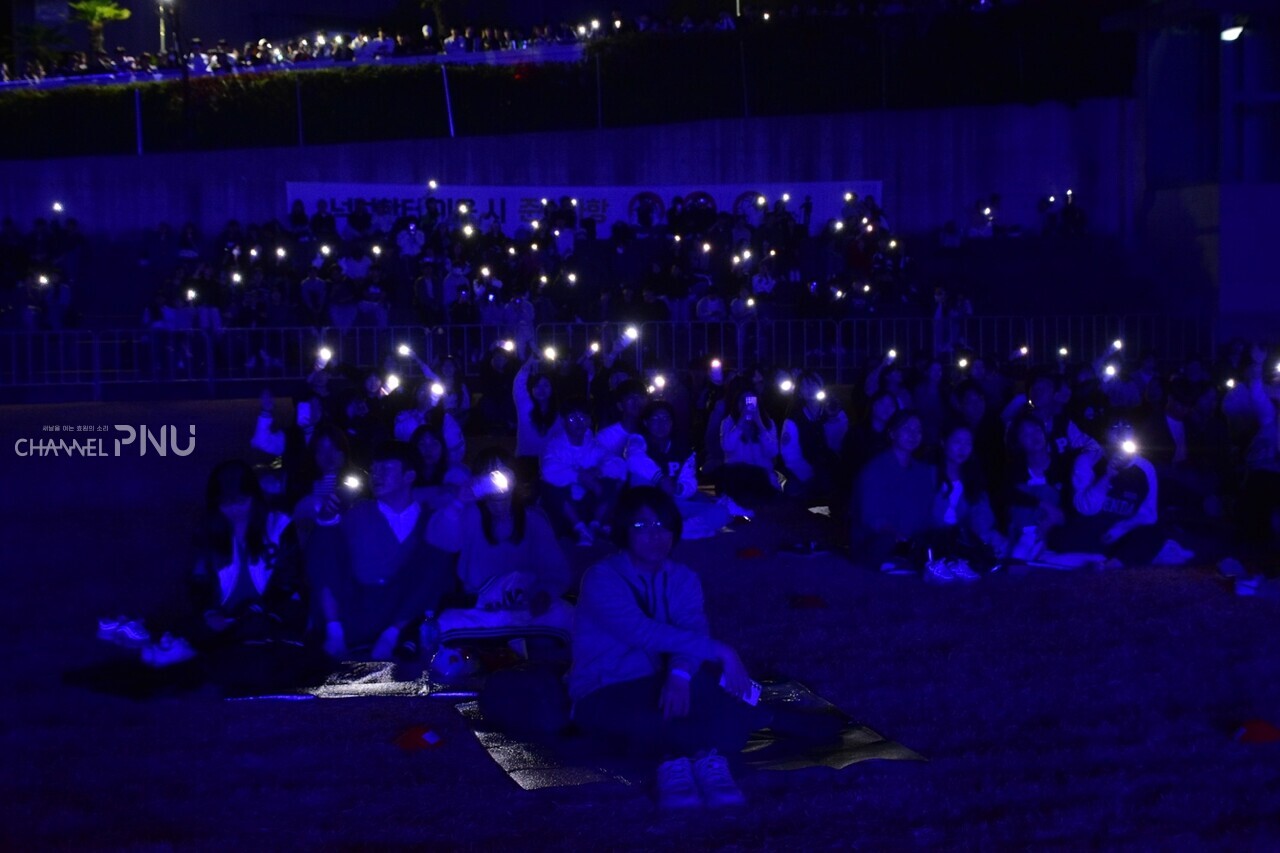 On November 2nd, students are enjoying a performance using cell phone flashlights. [Jun Hyung-Seo, Reporter]