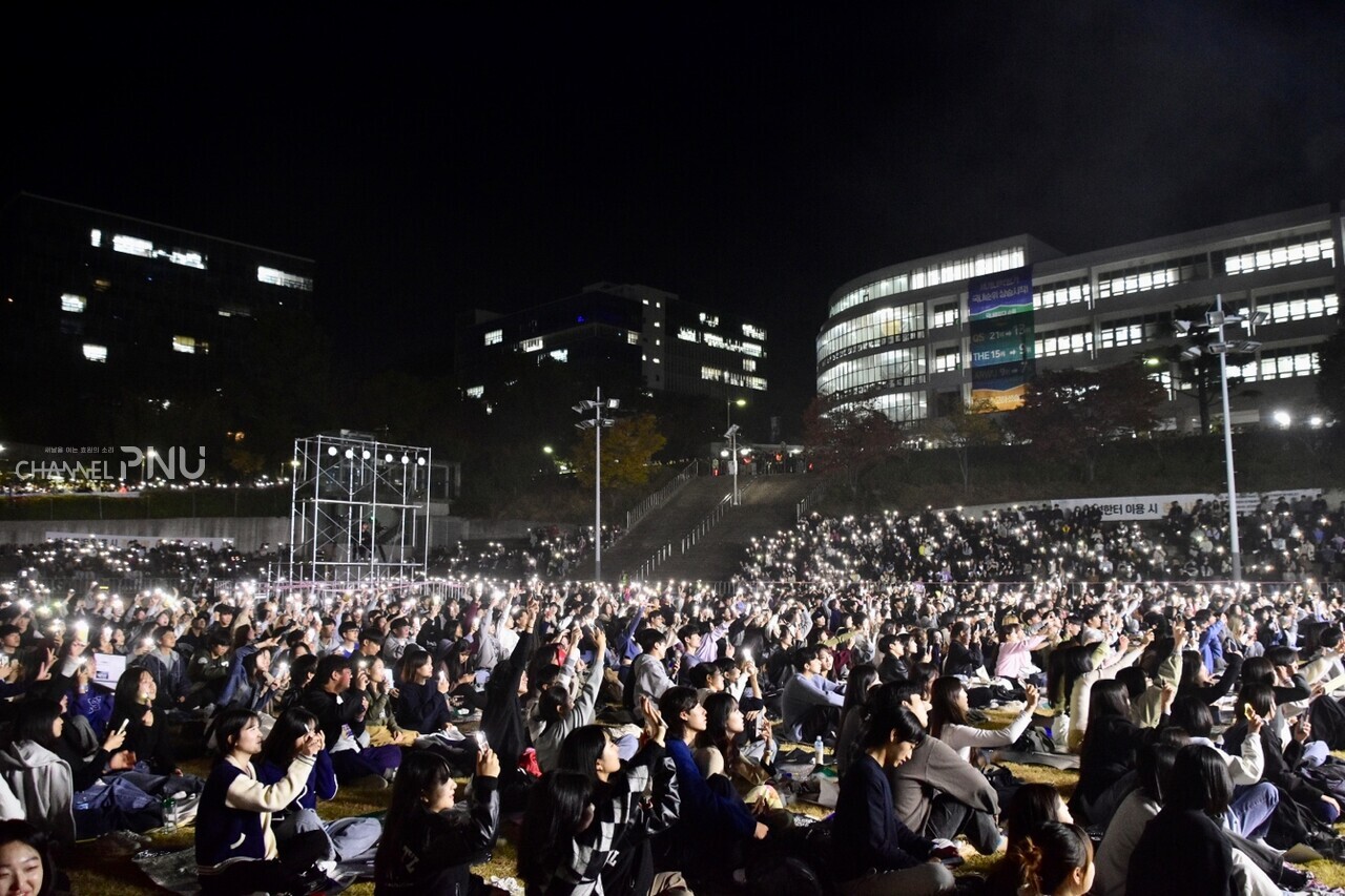 Students gathered at the Siwol Square are cheering on the performance using cell phone flashlights. [Jun Hyung-Seo, Reporter]