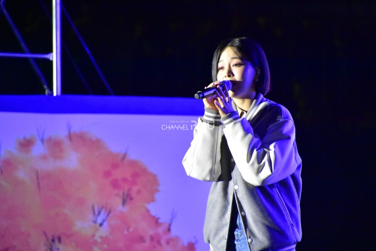 On the evening of November 2nd, singer HYNN is singing passionately on the stage at the Siwol Square Neok-Teo. [Jun Hyung-Seo, Reporter]