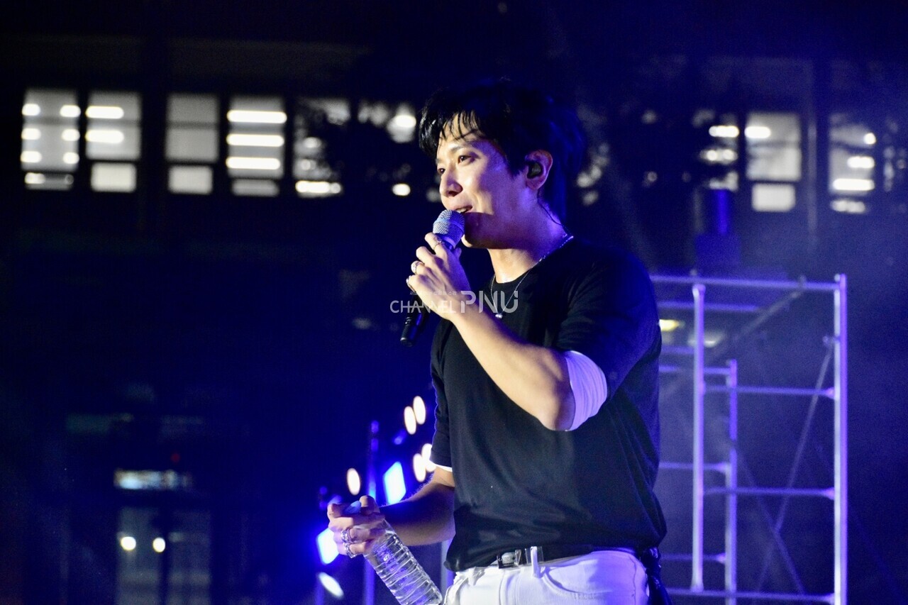 Singer Jung Yong-Hwa is talking to students at 9 pm on November 2nd. When singer Jung said, “I'm also from Geumjeong-gu, Busan,” the students cheered. [Jun Hyung-Seo, Reporter]