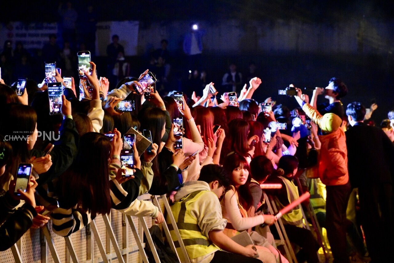 When singer Jung came down from the stage, students took out their cell phones to film him. [Jun Hyung-Seo, Reporter]