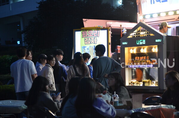 Students lined up at the food truck on the road in front of the Humanities Building. [Kim Hyun-Kyoung, Editor-in-Chief of The Hyowon Herald]