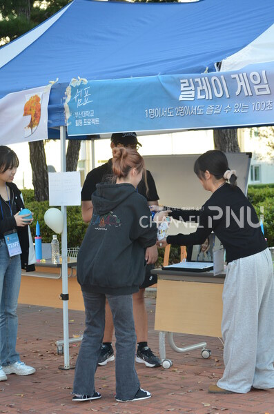 On November 2nd, students are enjoying the game booth at the Siwol Square Open Space. [Kim Hyun-Kyoung, Editor-in-Chief of The Hyowon Herald]