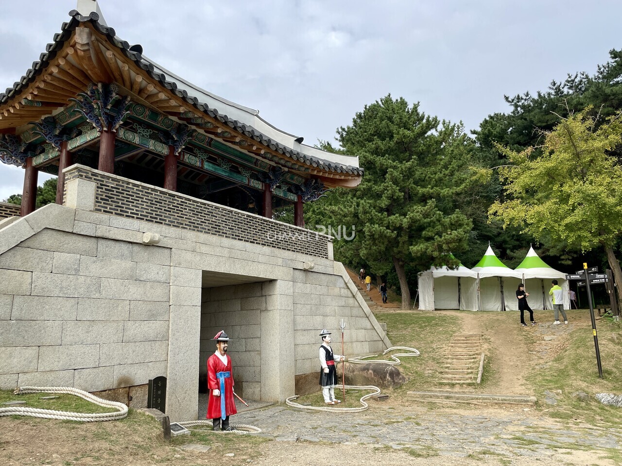 The North Gate of Dongrae-eupseong Fortress on October 1st. Preparations are in full swing about ten days before the festival. [Lim Chae-Kyung, reporter]