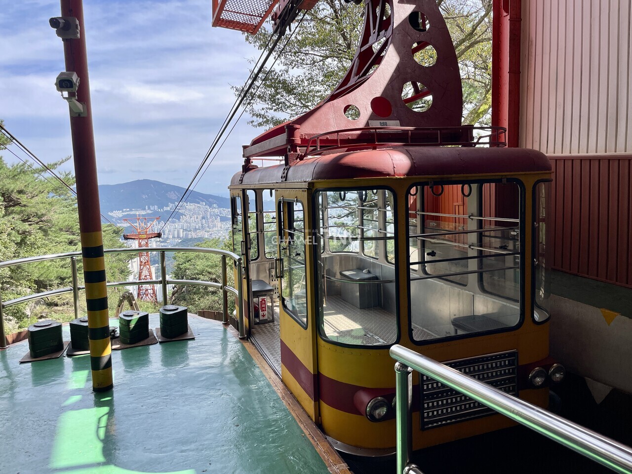 The Geumgang Park cable car connecting Geumgang Park and the ridge of Geumjeongsan Mountain is in operation. [Lim Chae-Kyung, Reporter]