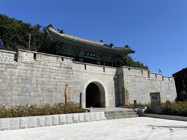 A panoramic view of the west gate of Busanjinseong Fortress taken by a reporter last September. [Lim Chae-Kyung, Reporter]
