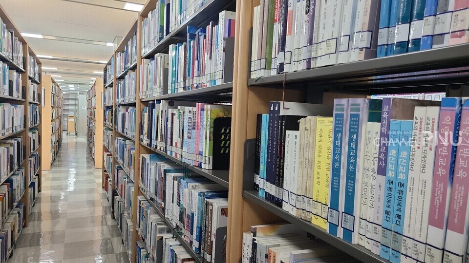 Books are shelved in PNU Central Library. [Cho Young-Min, Reporter]