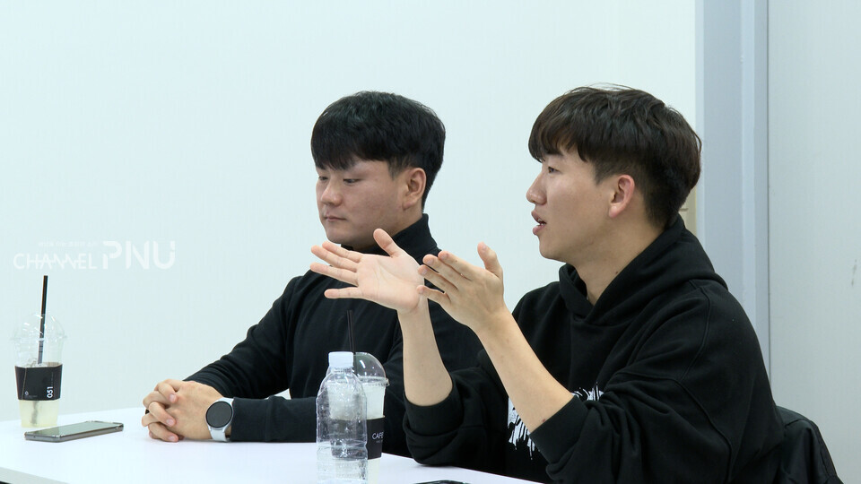 지난 11월 15일 우리 대학 문창회관에서 강동우(좌)씨와 최창표(우)씨가 간담회를 진행하고 있다. [김소영 기자]