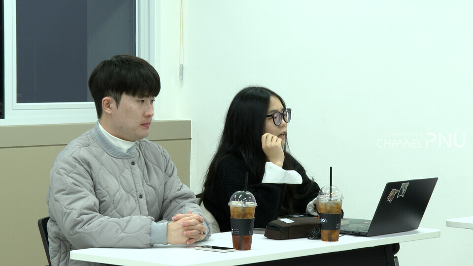 지난 11월 15일 우리 대학 문창회관에서 이석재(좌)씨와 한솔(우)씨가 간담회를 진행하고 있다. [김소영 기자]