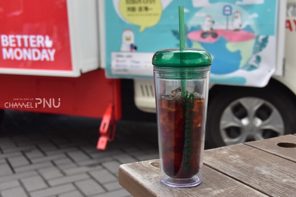 설문조사 참여 후 다회용 텀블러에 무료로 받은 커피. [최유민 기자]