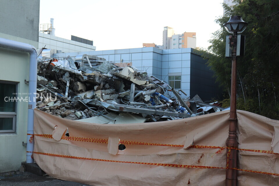 The 1st Machine Shop under demolition. The IT Building will be located where the 1st Machine Shop has been demolished. [Jeong Da-Min, Reporter]
