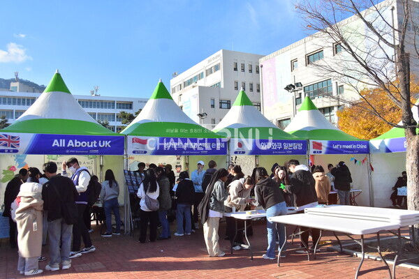 On November 22nd, the Study Abroad Fair was held at the Siwol Square Open Space. [Yoon Ji-Won, Reporter]
