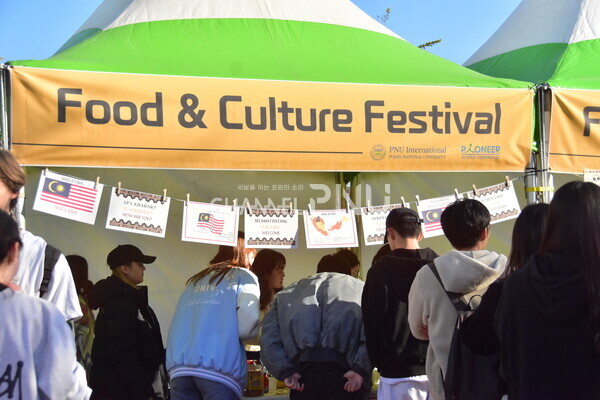 Students waiting in line to enjoy dishes prepared by international students. [Yoon Ji-Won, Reporter]
