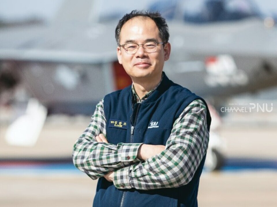 김찬조 KF-21 시험계획팀장이 KAI의 이착륙장에 서 있다. [출처: KAI 사보]