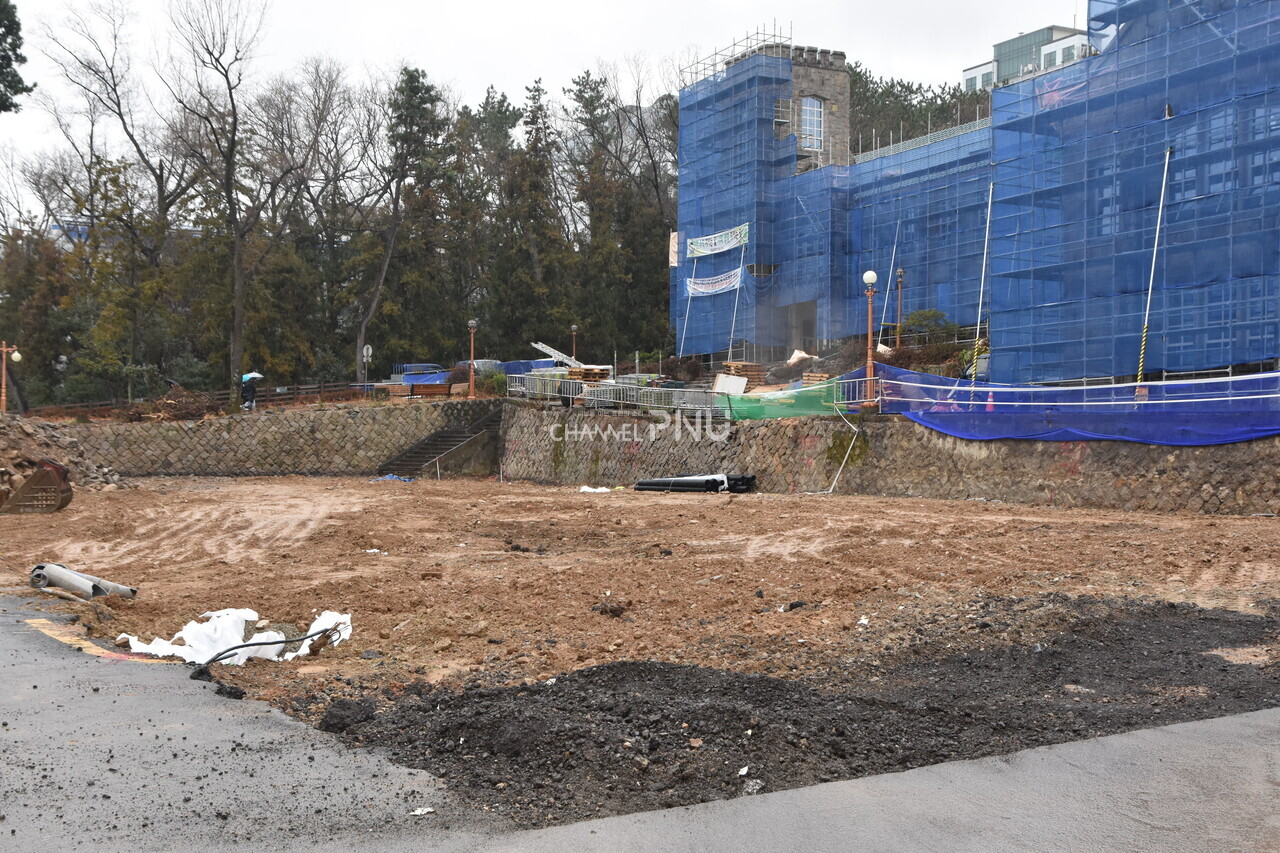 지난 2월 29일 자연과학관 철거가 마무리 된 후 공원 조성 공사를 위해 밑작업 중인 모습. [최유민 기자]