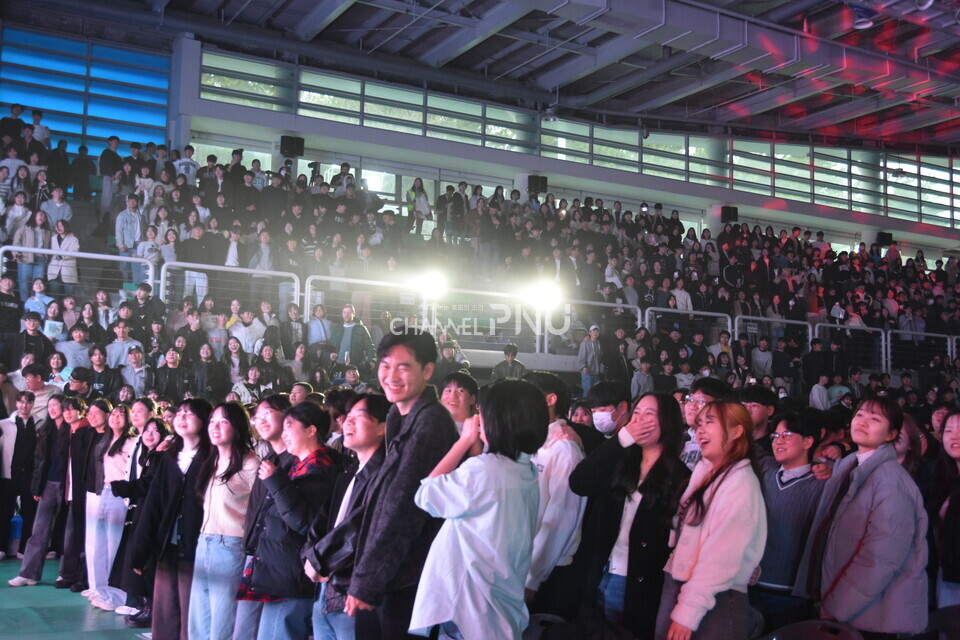 ​지난 3월 4일 경암체육관에 모인 우리 대학 신입생들이 자리에서 일어나 입학식을 즐기고 있다. [윤서영 기자]