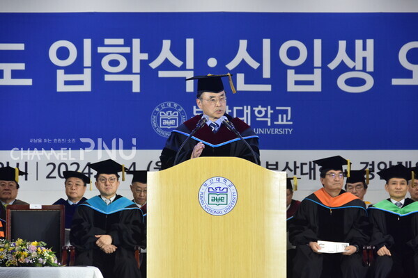 At the entrance ceremony held at the Gyeong-am Gymnasium on March 4th, PNU President Cha Jeong-In welcomed the new students. [Reporter, Yoon Seo-Young]