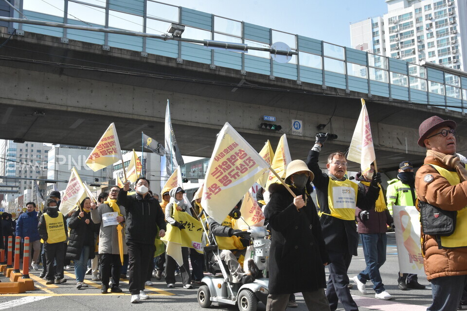 On March 1st, the “Nationwide Procession for the 10th Anniversary of the Sewol Ferry Tragedy” took place in Gwangbok-ro, Busan. [Yoon Ji-Won, Reporter]