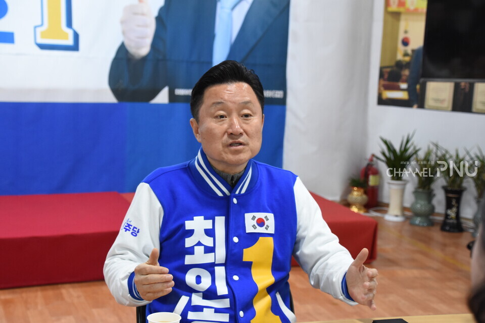 지난 3월 15일, 사하구에 위치한 선거 캠프에서 더불어민주당 최인호 후보를 만났다. [임현규 부대방송국장]