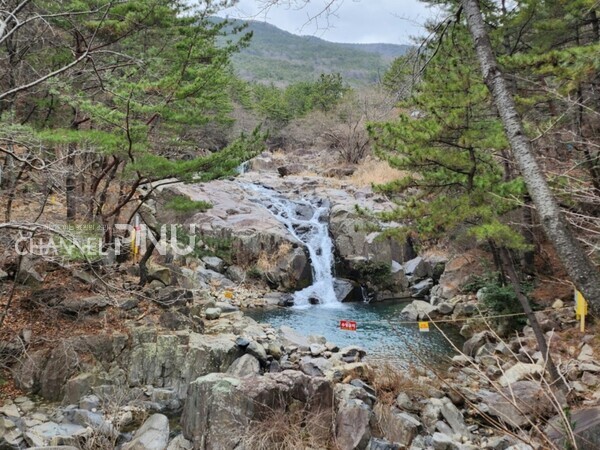 Yangun Waterfall located halfway up the Jangsan hiking trail. [Ha Chae-Won, Reporter]