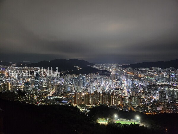 Nightscape of Busan viewed from the summit of Hwangnyeongsan. [Ha Chae-Won, Reporter]