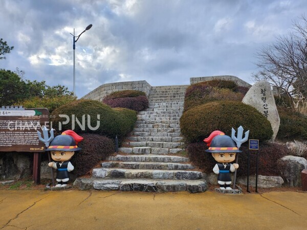 Bongsoodae on Hwangnyeongsan. A soldier doll stands guarding the beacon tower. [Ha Chae-Won, Reporter]