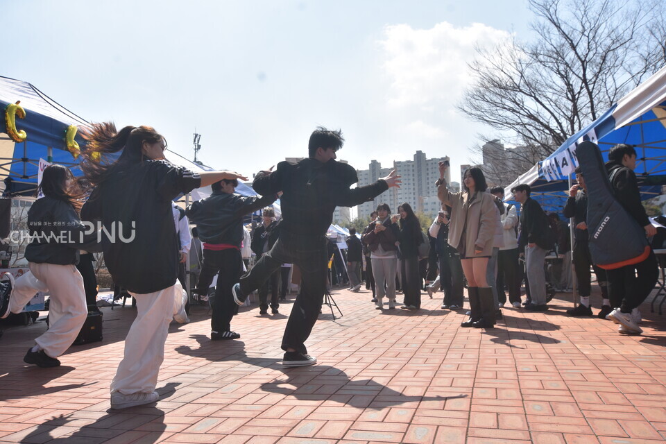 지난 3월 12일부터 14일까지 넉터에서 열린 동아리 공개 모집 행사. 댄스 중앙동아리 UCDC가 버스킹 공연을 선보이고 있다. [김태이 효원헤럴드 국장]