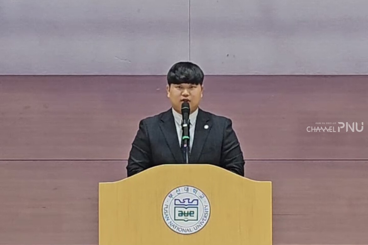 이 총학생회장이 개인 SNS에 게재한 입장 표명 영상 화면. 학생들을 대상으로 사과 및 해명문을 읽고 있다. [출처: 이 총학생회장 인스타그램 갈무리]