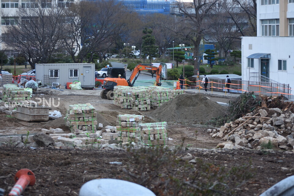 On March 26th, the site of the Natural Science Building was under construction to make a natural grass square. [Choi Yun-Hui, Reporter]