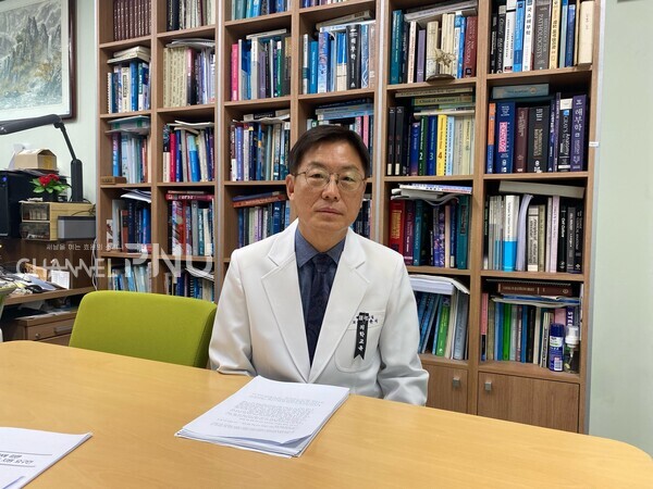 "Channel PNU" interviewed Yoon Sik (Prof. of the School of Medicine, PNU) in his office on March 26th. [Yoon Ji-Won, Reporter]