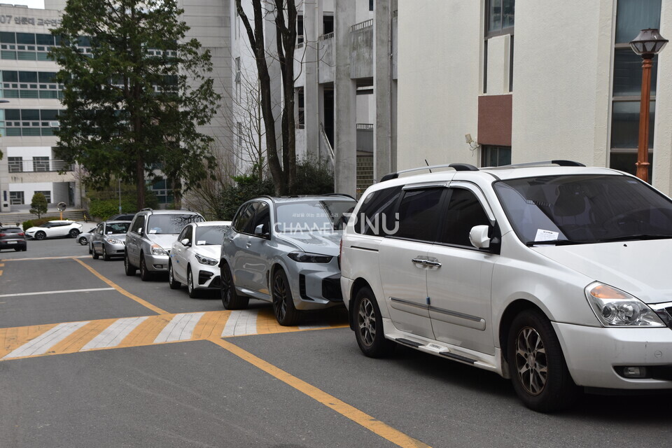 지난 4월 2일, 우리 대학 인문대 인근 도로. 불법 주정차한 차량에 협조문이 붙었다. [윤지원 기자]