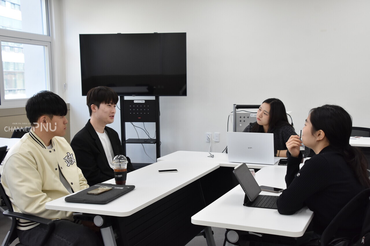 지난 4월 9일 본사에서 만난 총학생회장단 규탄 학생모임(비학생회 단체)’ 소속 학생들. [최윤희 기자]