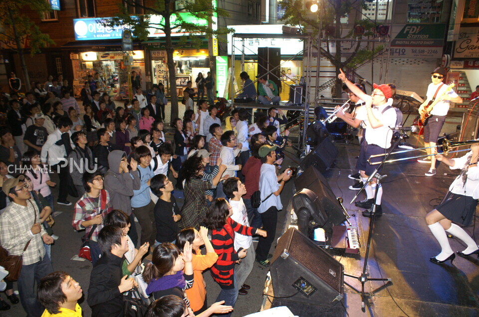 A club performance at the main gate of PNU in 2008 with traffic being closed. [Provided by interviewee]