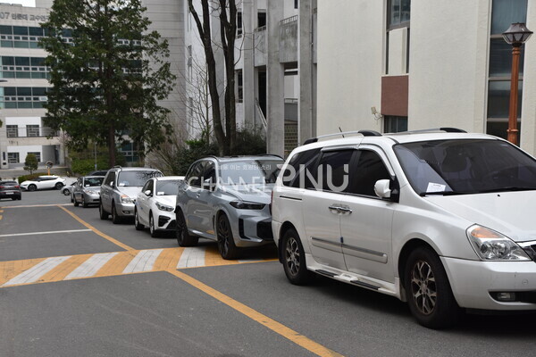 On April 2nd, a notice of cooperation was attached to a vehicle parked illegally near the Humanities building. [Yoon Ji-Won, Reporter]