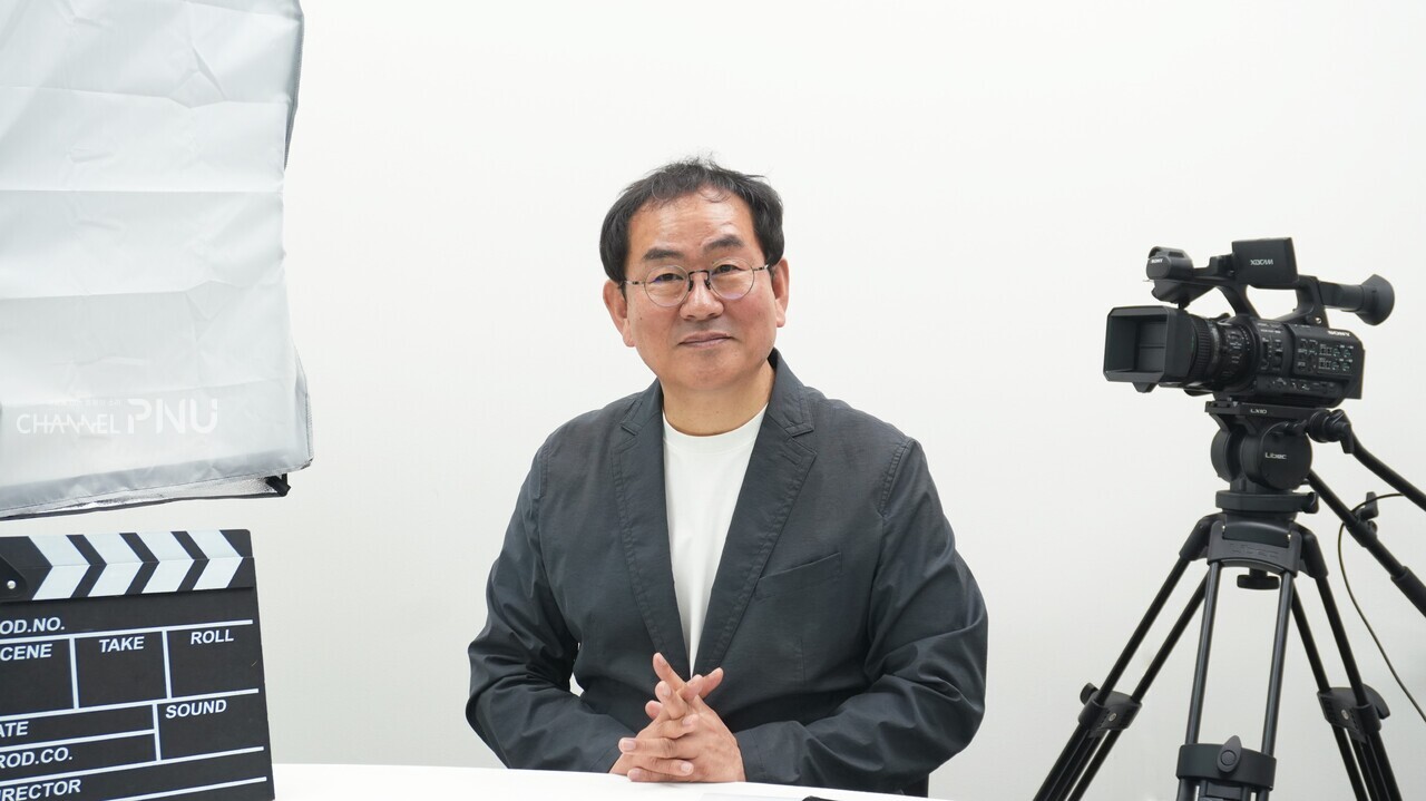 지난 4월 19일 채널PNU 스튜디오에서 황용호(사회복지학 81, 졸업) 교수를 만났다. [조승완 전문기자]