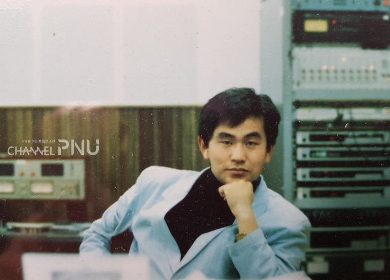 KBS에서 PD로 근무하던 당시 황용호 교수의 모습. [황용호 교수 제공]