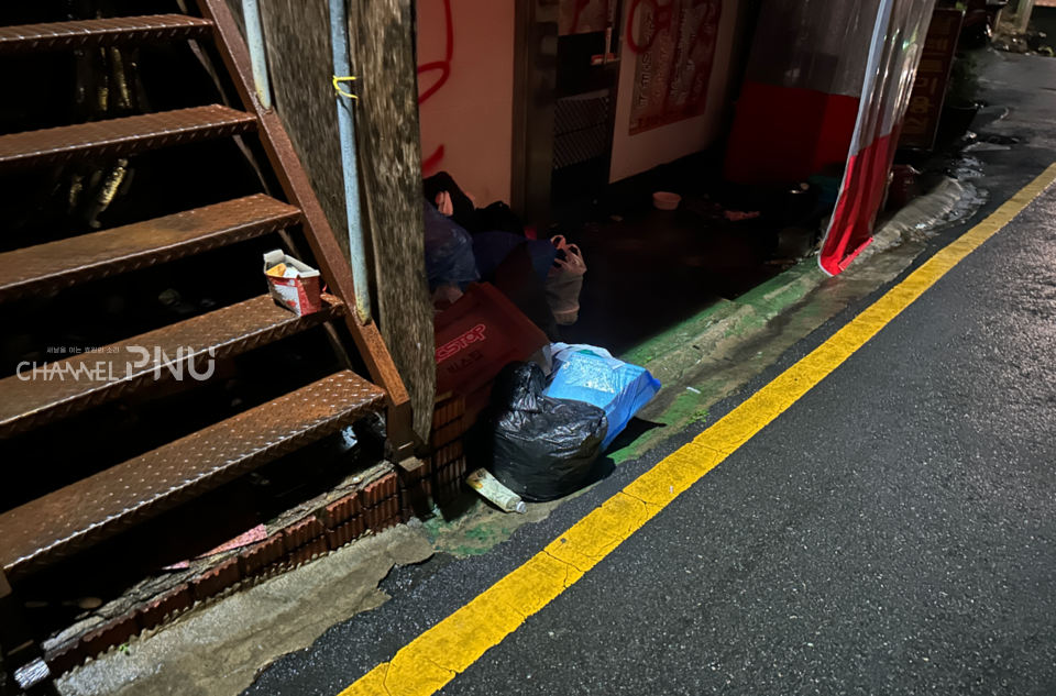 지난 3월 부산 완월동 골목에 버려진 쓰레기. 여전히 성매매 업소가 운영 중이라는 방증이다. [최윤희 기자]
