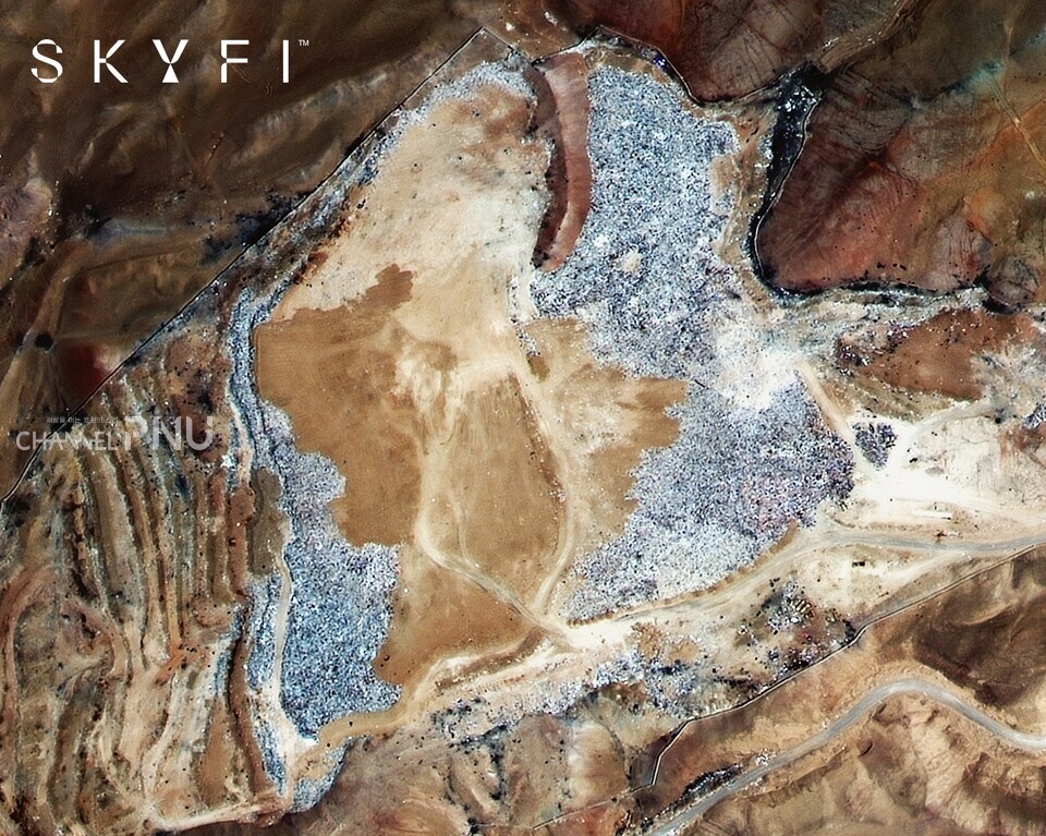 지난해 미국 위성 사진 영상 업체 '스카이파이(SkiFi)'가 공개한 사진. 지구에서 가장 건조한 사막으로 알려진 칠레 아타카마 사막은 최근 엄청난 헌 옷 쓰레기장이 됐다. [출처: 스카이파이]