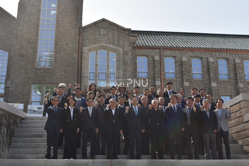 지난 4월 25일 새벽뜰 개장식에 △차정인 총장 △송기인 이사장 △정광민 이사장 △이정대 이사장 등 우리 대학 주요 인사가 함께 했다. [윤서영 기자]