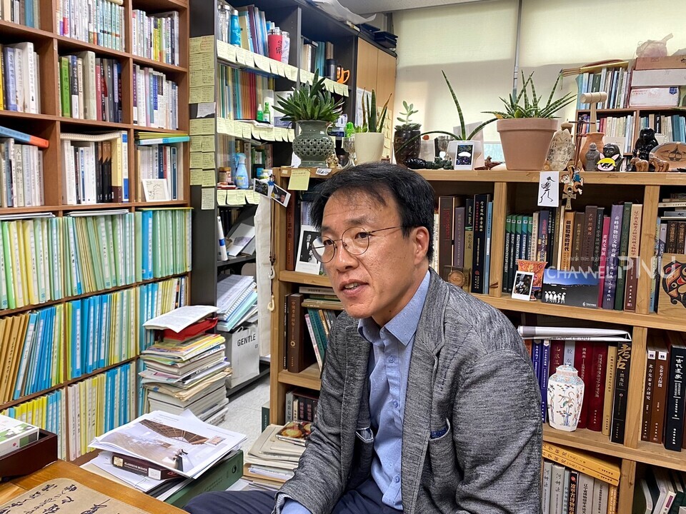 지난 4월 11일 우리 대학 연구실에서 만난 임상택 박물관장. [윤서영 기자]