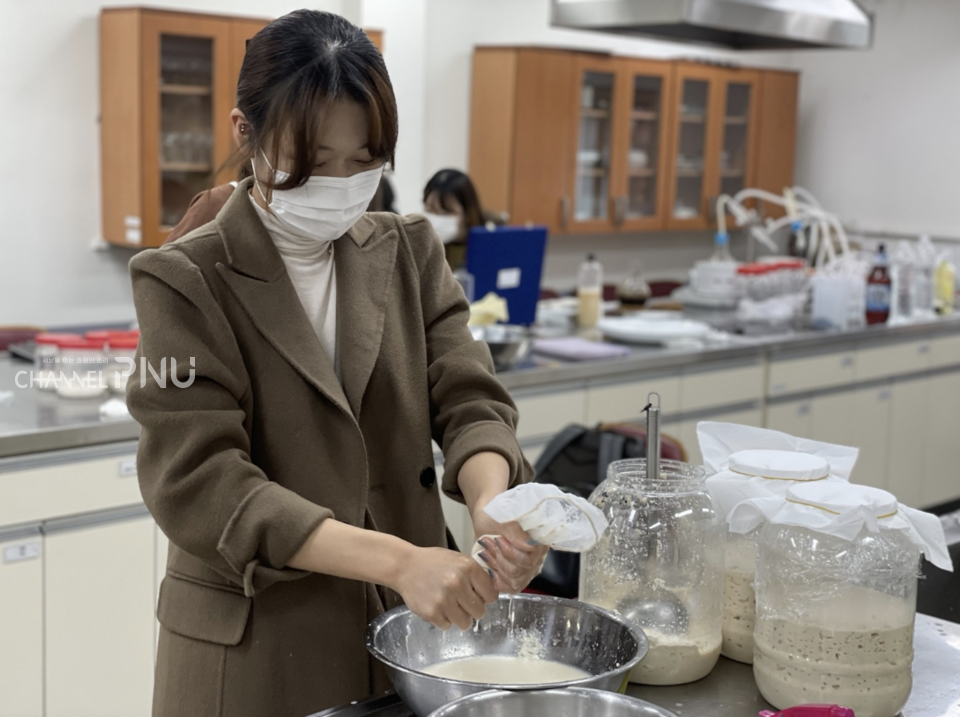 술지게미를 이용해 증류주를 만들고 있는 락토주 김주영 대표. [락토주 제공] 