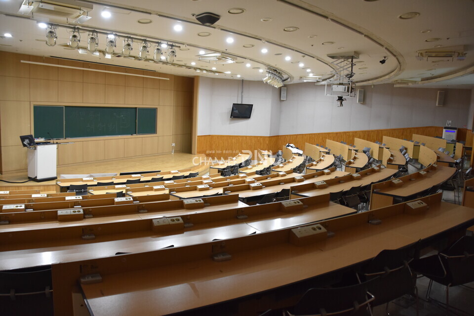 On May 1st, there were no students but white gowns and school jackets in the classroom at medical school. [Yoon Ji-Won, Reporter]