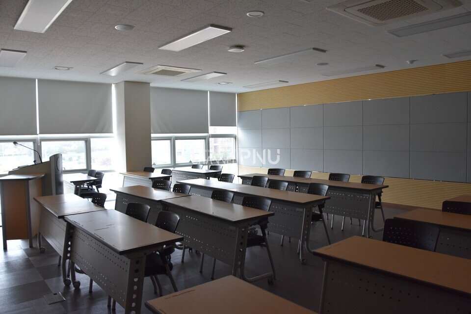 On May 1st, the classrooms where the lectures should be taking place are empty. [Yoon Ji-Won, Reporter]